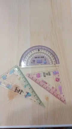 カラフルな三角定規と分度器セット