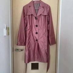 光沢感のあるピンクのトレンチコートのサムネイル