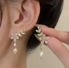 ピアス　フラワー　リーフ 両耳　ゴールド パール 揺れる 高見え