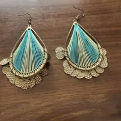 青と金色のペンダント型ピアス