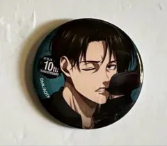 進撃の巨人 カラオケの鉄人 カラ鉄 缶バッジ