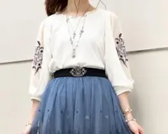 axes femme 刺繍入り袖シアーカットソー ホワイト