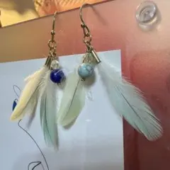 羽根と天然石のピアス　ハンドメイド