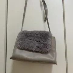 ファー付きグレーショルダーバッグ