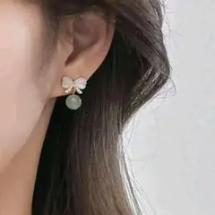 ミ*ー様 蝶の形ピアス 真珠と翡翠使用