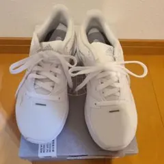 【新品未使用】adidas　ホワイト スニーカー 　21.5㎝