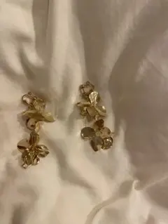 ゴールド花びらデザインイヤリング　ヘアピン　ブライダルアクセサリー　フラワー