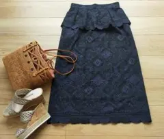 美品Lois CRAYONロイスクレヨン　刺繍カットワークロングスカートM日本製のサムネイル