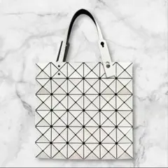 バオバオ イッセイミヤケ 白 トートバッグ マット プリズム