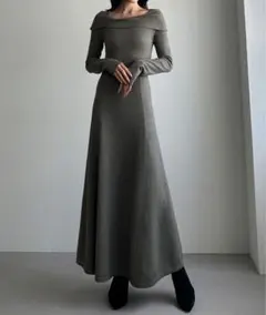 Louere アシメオフショル風ニットフレアワンピ　グレー　MT