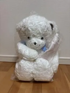 ホワイトぬいぐるみ 青いシャツ