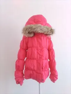 ネオンピンクのファー付きダウン