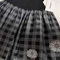 新品　リバーシブル　フレアスカート チェック柄 花柄刺繍