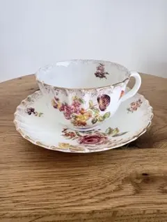 花柄と金彩のアンティークカップとソーサー