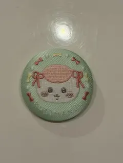 ちいかわ　刺繍缶バッジ　くりまんじゅう