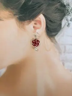 梅結びとガラスパールのノンホールピアス　水引アクセサリー　赤（ラメ）×ホワイト