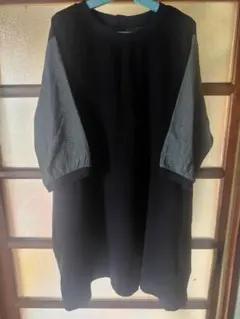 チェック柄袖の黒トップス