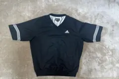 adidas Vネック 黒 トップス