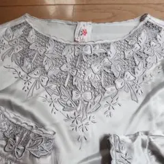 新品　美品　タグ付き　スワトウ刺繍　生成り色　ボウタイ　シルクブラウス 半袖 新品 美品 タグ付き スワトウ刺繍 生成り色 ボウタイ シルクブラウス