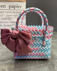 青とピンクの編み込みハンドバッグ
