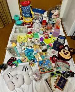 ディズニー グッズまとめ売り　キーホルダー　ピンバッジ　フィギュア　パズルランプ