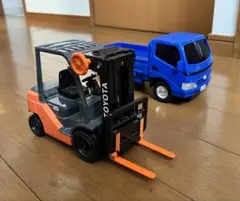 TOYOTA フォークリフトと青トラックセット おもちゃのサムネイル