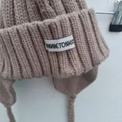 369。MINNETONKA ベージュ ニット帽 ポンポン付き