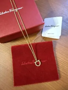Ferragamo ガンチーニ ネックレス ゴールド箱付 正規品のサムネイル