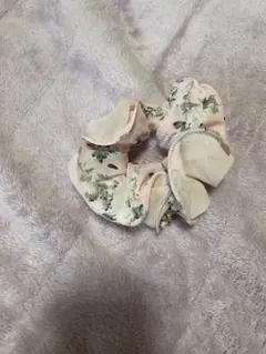 花柄シュシュ 金色チャーム付き