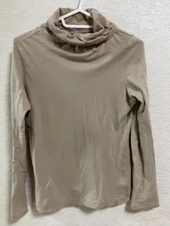 ユニクロ　カットソー　ハイネック　ベージュ