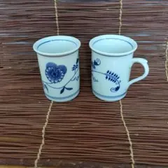 青い花柄の陶器製マグカップ2個セット