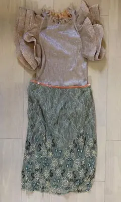 フリル付きベージュとグレースコンチネンタルのスカート2点セットアップ