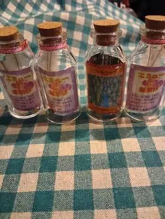 ガラス小瓶セット 4本 コルク栓付きエミューの羽根3 インドクジャクの羽根1