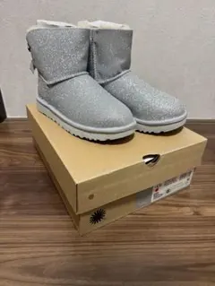 新品！UGG ムートンブーツ シルバー グリッター リボン 23cmのサムネイル