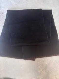 黒のシンプルマフラー 裾に装飾付き