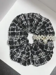 ブラックラメツイードパールチャームシュシュ