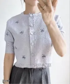 【人気完売品】【&.nostalgia】花刺繍ニットカーディガン　ライトグレーM
