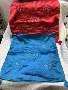 保管品刺繍デザインの赤と青のサテン風座布団カバー2枚セット