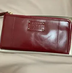 赤いレザー長財布 エンボスロゴ付き