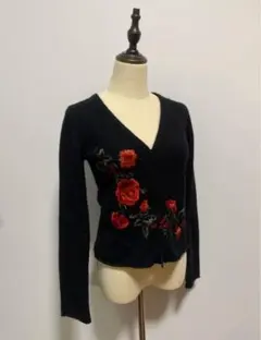 正規品ヴィヴィアンタム vvtバラ刺繍 Vネック 黒ニットセータートップスのサムネイル