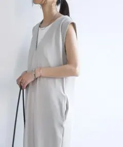 ノースリーブVネックロングワンピース