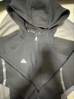 adidas フード付きジャケット 黒