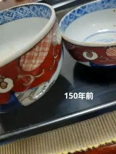 伝統的な赤と青の湯飲み