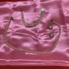 イミテーションのネックレス、ブレスレット、イアリングの３点セット
