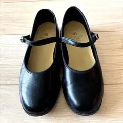 黒いストラップ付きフォーマルシューズ