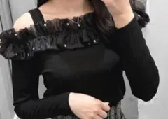 お値下げ交渉❣️オフショルダー フリル ブラックニット ビジュー付き♡