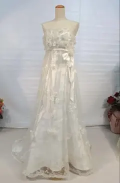 Allure, ウェディングドレスホワイト フラワー装飾 ストラップレ［5号S)