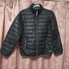 黒のキルティングダウンコート