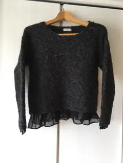 アース 黒フリルニット