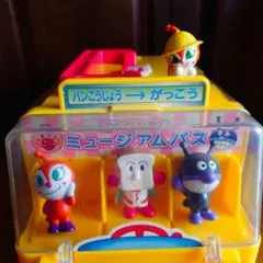 アンパンマンミュージアムバス人形32体付き！